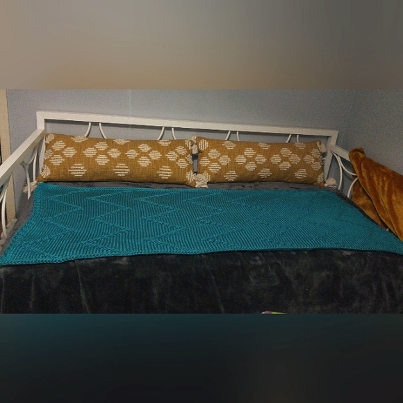 Hand Knit Thick Chevron Bed Runner in Bluebird Blue 26x64in. NEW - Picture 15 of 15